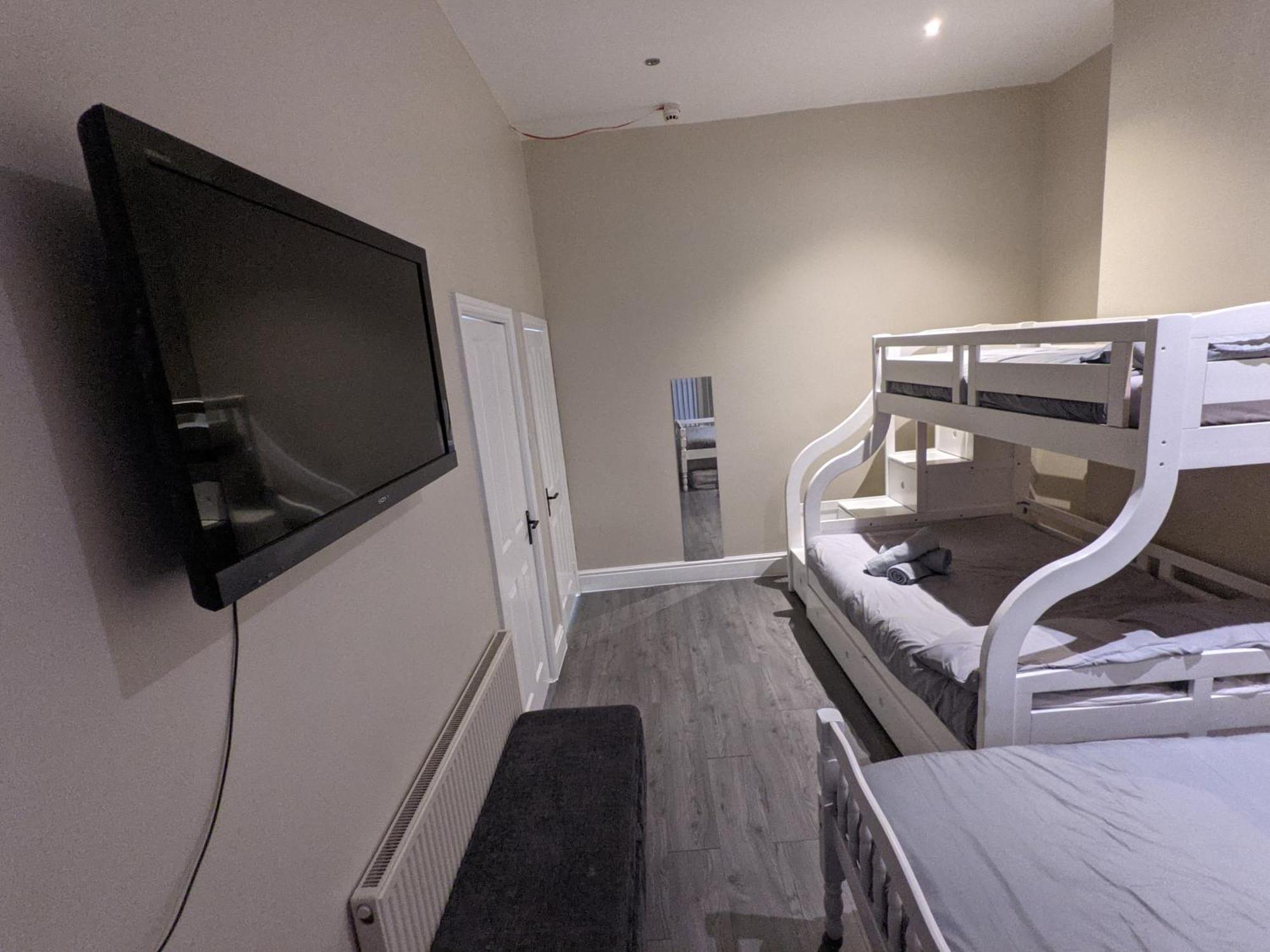 Kop View Hotel Ливърпул Стая снимка